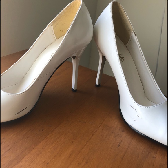 Fredrick’s of Hollywood classic pumps - Picture 6 of 6